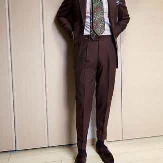 Comment porter une cravate imprimée cachemire multicolore: Choisis un costume marron foncé et une cravate imprimée cachemire multicolore pour un look pointu et élégant. Si tu veux éviter un look trop formel, termine ce look avec une paire de slippers en velours marron foncé.
