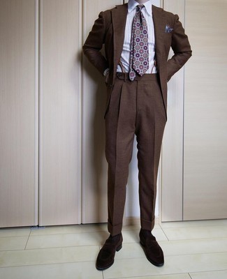 Comment porter une cravate turquoise: L'association d'un costume marron foncé et d'une cravate turquoise peut te démarquer de la foule. Décoince cette tenue avec une paire de slippers en velours marron foncé.