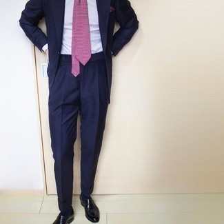 Comment porter une cravate imprimée fuchsia: Opte pour un costume bleu marine avec une cravate imprimée fuchsia pour une silhouette classique et raffinée. Si tu veux éviter un look trop formel, fais d'une paire de slippers en cuir noirs ton choix de souliers.