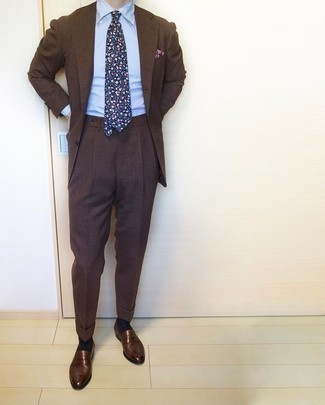 Comment porter une cravate à fleurs bleu marine: Pense à harmoniser un costume marron foncé avec une cravate à fleurs bleu marine pour un look classique et élégant. Si tu veux éviter un look trop formel, termine ce look avec une paire de slippers en cuir marron foncé.