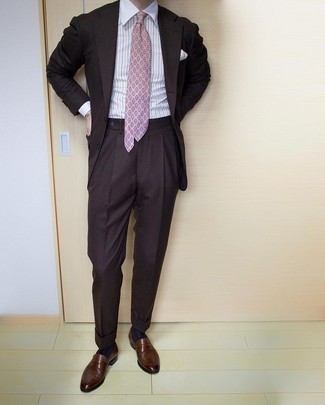 Comment porter une cravate imprimée rose: Essaie d'associer un costume marron foncé avec une cravate imprimée rose pour dégager classe et sophistication. Tu veux y aller doucement avec les chaussures? Fais d'une paire de slippers en cuir marron foncé ton choix de souliers pour la journée.
