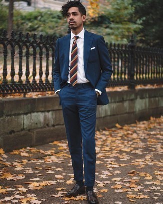 Comment porter une cravate à rayures horizontales multicolore: Choisis un costume bleu marine et une cravate à rayures horizontales multicolore pour dégager classe et sophistication. Tu veux y aller doucement avec les chaussures? Termine ce look avec une paire de slippers en cuir marron foncé pour la journée.