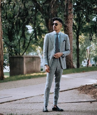 Comment porter un costume en lin gris: Choisis un costume en lin gris et une chemise de ville bleu clair pour un look pointu et élégant. Une paire de slippers en cuir noirs apportera un joli contraste avec le reste du look.