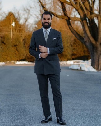 Comment porter une cravate à rayures horizontales grise: Associe un costume à rayures verticales noir avec une cravate à rayures horizontales grise pour un look pointu et élégant. Pour les chaussures, fais un choix décontracté avec une paire de slippers en cuir noirs.
