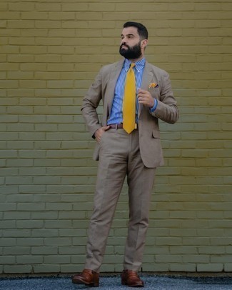 Comment porter un costume marron: Opte pour un costume marron avec une chemise de ville à rayures verticales blanc et bleu pour dégager classe et sophistication. Une paire de slippers en cuir marron est une option judicieux pour complèter cette tenue.