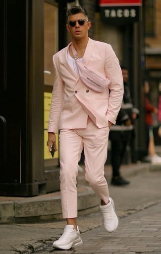 Comment porter un débardeur blanc avec un costume rose après 40 ans: Associe un costume rose avec un débardeur blanc pour créer un look chic et décontracté. Jouez la carte décontractée pour les chaussures et termine ce look avec une paire de chaussures de sport blanches.