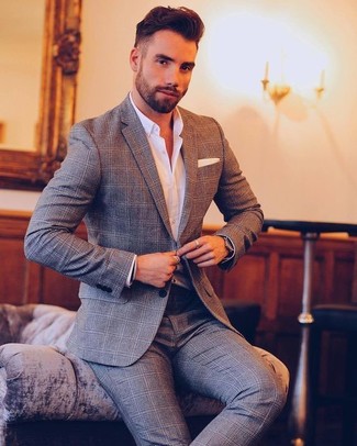 Comment porter un costume écossais gris pour un style elégantes à 20 ans: Essaie de marier un costume écossais gris avec une chemise de ville blanche pour dégager classe et sophistication.