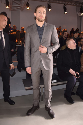 Tenue de Charlie Hunnam: Costume en laine gris, Chemise de ville gris foncé, Chaussures derby en cuir bordeaux