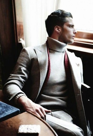 Comment porter un costume en laine gris: Porte un costume en laine gris et un pull à col roulé gris pour dégager classe et sophistication.