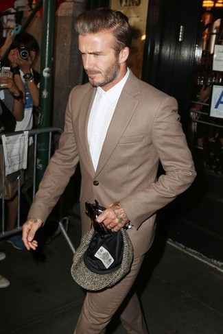 Tenue de David Beckham: Costume en laine marron, Chemise de ville blanche, Casquette plate à chevrons marron