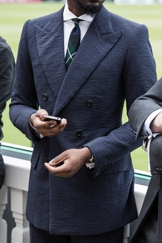 Comment porter une cravate écossaise vert foncé: Quelque chose d'aussi simple que d'opter pour un costume en seersucker bleu marine et une cravate écossaise vert foncé peut te démarquer de la foule.