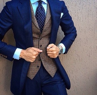 Comment porter une cravate á pois bleu marine et blanc: Essaie d'harmoniser un costume bleu marine avec une cravate á pois bleu marine et blanc pour dégager classe et sophistication.