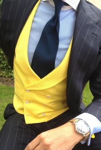 Comment porter un costume à rayures verticales noir et blanc: Pense à associer un costume à rayures verticales noir et blanc avec un gilet jaune pour un look classique et élégant.