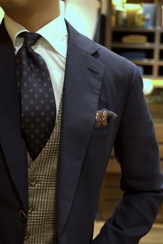 Comment porter une cravate á pois bleu marine et blanc: Essaie d'harmoniser un costume bleu marine avec une cravate á pois bleu marine et blanc pour une silhouette classique et raffinée.