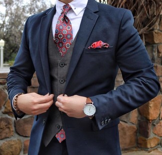 Comment porter une cravate imprimée bordeaux: Essaie de marier un costume bleu marine avec une cravate imprimée bordeaux pour dégager classe et sophistication.