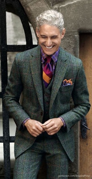 Comment porter une cravate pourpre: Pense à opter pour un costume en laine à carreaux vert foncé et une cravate pourpre pour un look pointu et élégant.