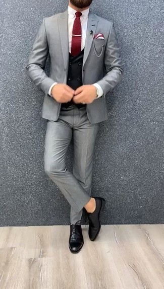 Comment porter une cravate en tricot bordeaux: Essaie de marier un costume gris avec une cravate en tricot bordeaux pour dégager classe et sophistication. Une paire de chaussures derby en cuir noires apporte une touche de décontraction à l'ensemble.