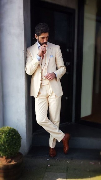 Comment porter une cravate géométrique rouge quand il fait chaud à 30 ans: Essaie d'associer un costume beige avec une cravate géométrique rouge pour un look classique et élégant. Si tu veux éviter un look trop formel, complète cet ensemble avec une paire de chaussures richelieu en cuir marron.