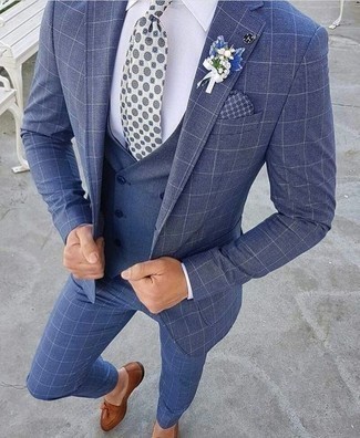 Comment porter une cravate blanc et bleu marine: Associe un costume à carreaux bleu avec une cravate blanc et bleu marine pour dégager classe et sophistication. D'une humeur créatrice? Assortis ta tenue avec une paire de mocassins à pampilles en cuir marron.