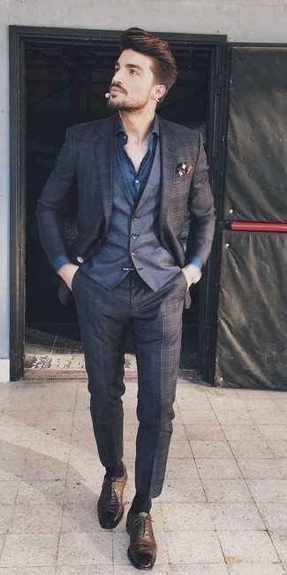 Comment porter un costume écossais gris foncé: Essaie d'associer un costume écossais gris foncé avec un gilet bleu marine pour dégager classe et sophistication. Si tu veux éviter un look trop formel, assortis cette tenue avec une paire de chaussures richelieu en cuir marron.
