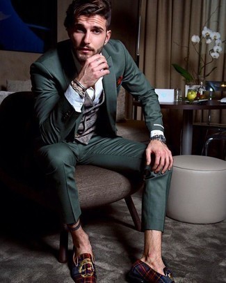Comment porter une pochette de costume bordeaux quand il fait chaud à 30 ans: Essaie d'harmoniser un costume vert foncé avec une pochette de costume bordeaux pour une tenue idéale le week-end. Une paire de slippers en velours écossais bleu marine est une façon simple d'améliorer ton look.