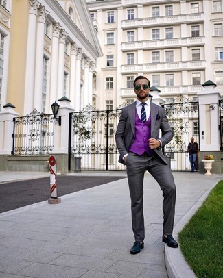 Comment porter un gilet violet clair: Harmonise un gilet violet clair avec un costume gris foncé pour un look pointu et élégant. Mélange les styles en portant une paire de slippers en cuir bleu marine.