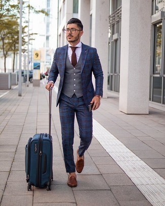 Comment porter une valise bleue pour un style elégantes quand il fait chaud: Associe un costume écossais bleu marine avec une valise bleue pour affronter sans effort les défis que la journée te réserve. Apportez une touche d'élégance à votre tenue avec une paire de slippers en cuir marron.