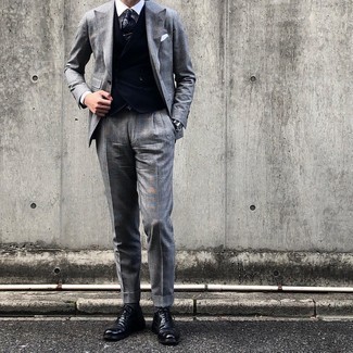 Des chaussures richelieu à porter avec un costume gris quand il fait chaud: Associe un costume gris avec un gilet bleu marine pour une silhouette classique et raffinée. Si tu veux éviter un look trop formel, choisis une paire de chaussures richelieu.