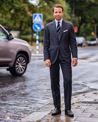 Comment porter un gilet gris: Pense à porter un gilet gris et un costume gris foncé pour un look classique et élégant. Jouez la carte décontractée pour les chaussures et choisis une paire de slippers en cuir noirs.