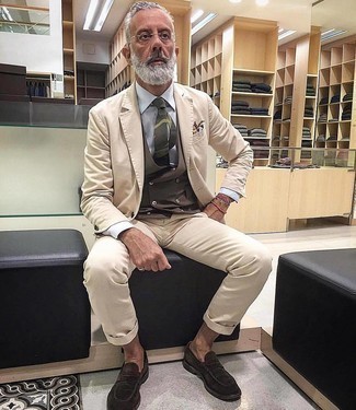 Comment porter une cravate camouflage pour un style elégantes après 50 ans: Associe un costume beige avec une cravate camouflage pour dégager classe et sophistication. Jouez la carte décontractée pour les chaussures et opte pour une paire de slippers en daim marron foncé.
