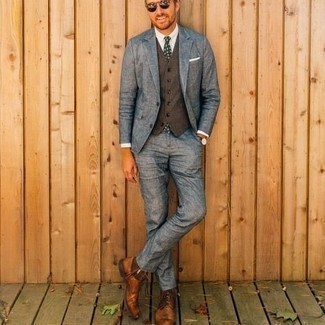 Comment porter un costume bleu: Harmonise un costume bleu avec un gilet en laine marron foncé pour un look pointu et élégant. Jouez la carte décontractée pour les chaussures et opte pour une paire de bottes de loisirs en cuir marron.