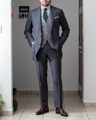 Comment porter une cravate vert foncé: Sois au sommet de ta classe en portant un costume gris foncé et une cravate vert foncé. Tu veux y aller doucement avec les chaussures? Complète cet ensemble avec une paire de chaussures richelieu en cuir marron foncé pour la journée.