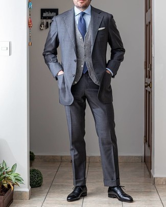 Tenue: Costume gris foncé, Gilet en laine gris, Chemise de ville bleu clair, Chaussures richelieu en cuir noires