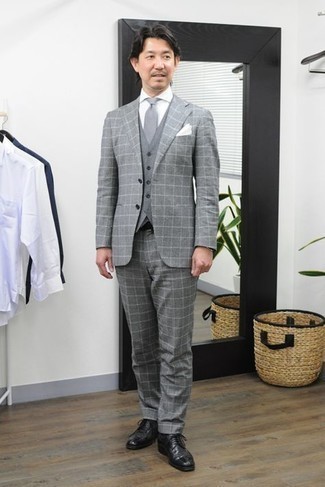 Comment porter une cravate grise: Opte pour un costume à carreaux gris avec une cravate grise pour un look classique et élégant. Jouez la carte décontractée pour les chaussures et fais d'une paire de chaussures derby en cuir noires ton choix de souliers.