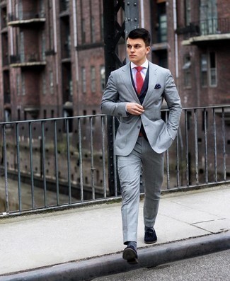Comment porter une cravate en tricot rouge: Opte pour un costume gris avec une cravate en tricot rouge pour un look pointu et élégant. Jouez la carte décontractée pour les chaussures et termine ce look avec une paire de slippers en daim bleu marine.