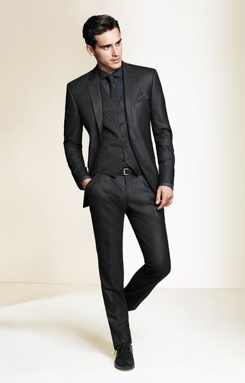 Tenue: Costume noir, Gilet imprimé noir, Chemise de ville gris foncé,  Chaussures derby en cuir noires | Lookastic France