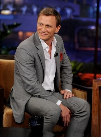 Tenue de Daniel Craig: Costume gris, Chemise à manches longues blanche, Pochette de costume rouge