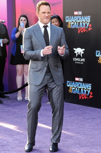Tenue de Chris Pratt: Costume gris, Chemise de ville blanche, Chaussures derby en cuir noires, Cravate noire