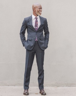 Comment porter une cravate imprimée cachemire violette quand il fait chaud après 40 ans: Opte pour un costume à rayures verticales gris avec une cravate imprimée cachemire violette pour un look classique et élégant. Une paire de chaussures richelieu en cuir marron foncé est une option génial pour complèter cette tenue.
