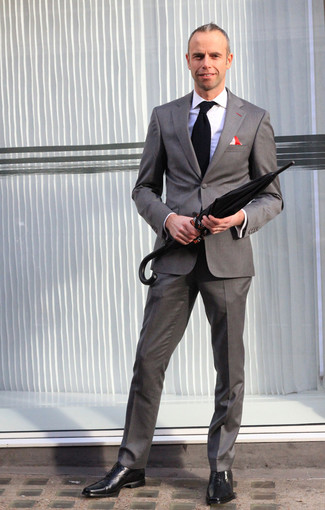 Comment porter une cravate noire pour un style elégantes en été: Essaie d'associer un costume gris avec une cravate noire pour dégager classe et sophistication. Si tu veux éviter un look trop formel, choisis une paire de chaussures richelieu en cuir noires. Le look est bien estival.