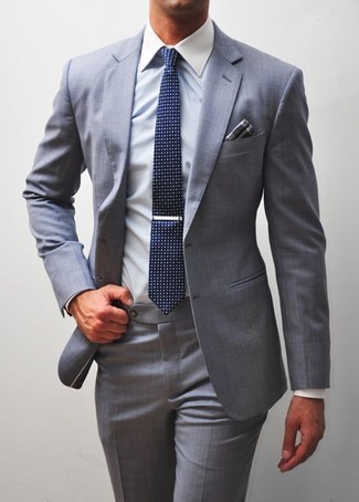 Tenue: Costume gris, Chemise de ville blanche, Cravate imprimée bleu marine, Pochette de costume écossaise grise