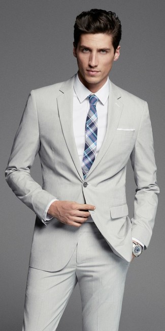 Comment porter un costume gris pour un style elégantes quand il fait chaud: Essaie d'harmoniser un costume gris avec une chemise de ville blanche pour un look pointu et élégant.