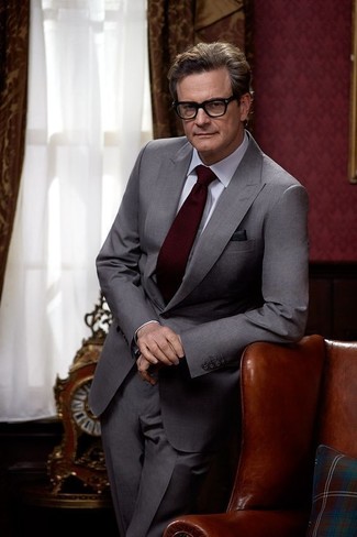 Tenue de Colin Firth: Costume gris, Chemise de ville blanche, Cravate bordeaux, Pochette de costume noire
