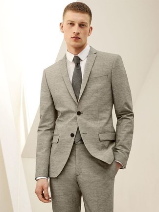 Comment porter une cravate grise pour un style elégantes en été à 30 ans: Pense à harmoniser un costume gris avec une cravate grise pour une silhouette classique et raffinée. C'est le genre de tenue parfaite pour pour les journées estivales.