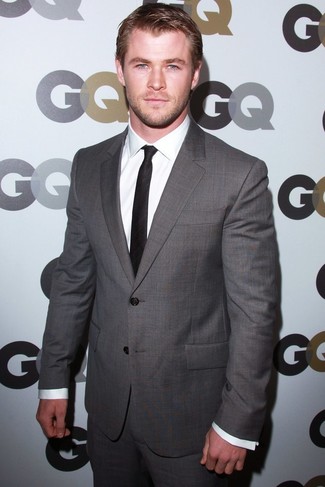 Tenue de Chris Hemsworth: Costume gris, Chemise de ville blanche, Cravate noire