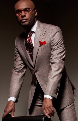 Comment porter une cravate à losanges bordeaux: Pense à associer un costume gris avec une cravate à losanges bordeaux pour dégager classe et sophistication.