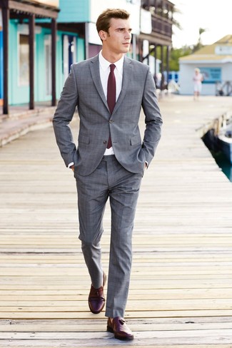 Comment porter des slippers rouges à 30 ans: Pense à porter un costume écossais gris et une chemise de ville blanche pour un look pointu et élégant. Une paire de slippers rouges est une option avisé pour complèter cette tenue.