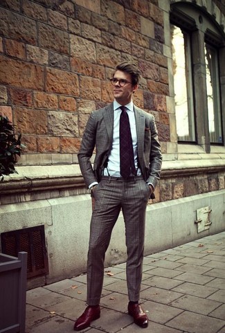 Comment porter une cravate pourpre: Harmonise un costume à carreaux gris avec une cravate pourpre pour un look classique et élégant. Pour les chaussures, fais un choix décontracté avec une paire de chaussures richelieu en cuir rouges.
