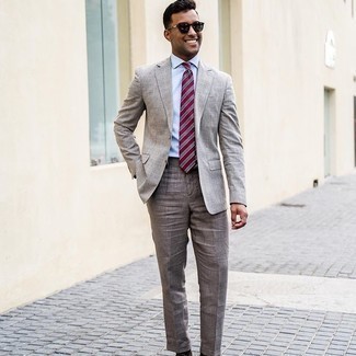 Comment porter une cravate à rayures horizontales bordeaux pour un style elégantes quand il fait chaud: L'association d'un costume gris et d'une cravate à rayures horizontales bordeaux peut te démarquer de la foule.