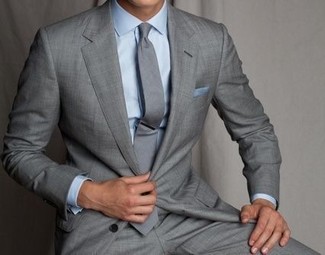 Comment porter une cravate gris foncé pour un style elégantes en été: Harmonise un costume gris avec une cravate gris foncé pour un look classique et élégant. On trouve que pour pour les journées estivales cette tenue est idéale.